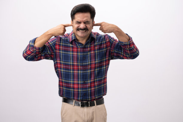 英俊的中年男子身穿格子衬衫，在白色背景下拍摄的素材照片图片下载