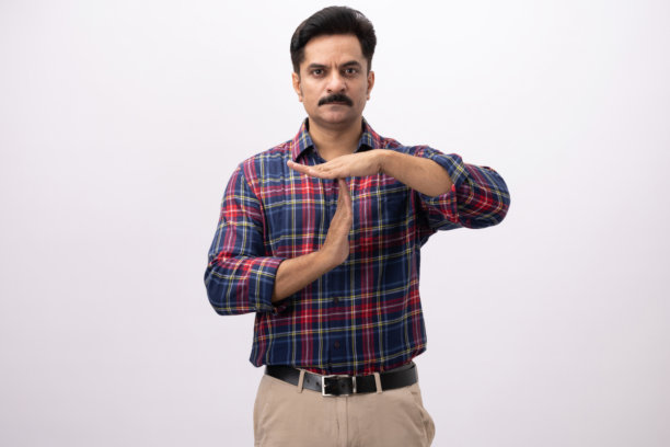 英俊的中年男子穿着格子衬衫，白色背景下的照片素材图片下载