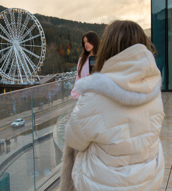 后台照片：在旅游景点用手机拍摄。图片下载