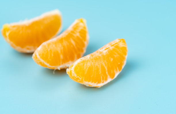 蓝色背景上的橘子照片图片下载