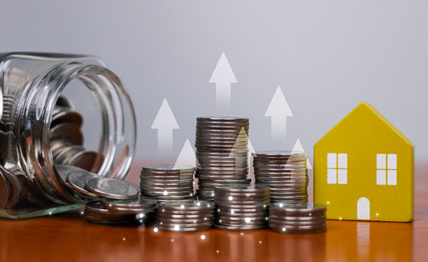 这张图片说明了长期财务规划的重要性，通过投资来建立未来的保障，尤其是在住房或房地产方面。要实现这一目标，需要持续的投资。图片下载