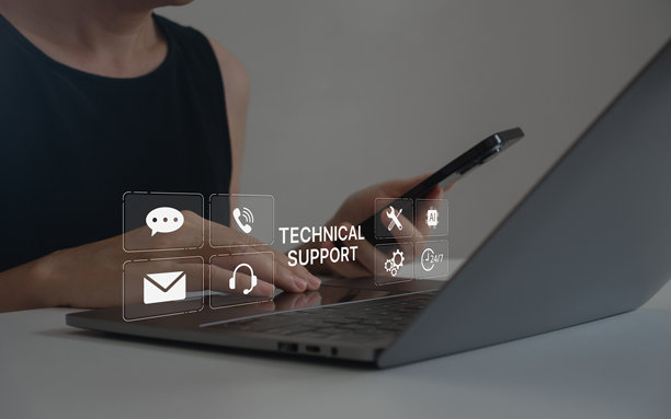 技术支持中心客服互联网商业科技概念。女子使用带VR屏幕的笔记本电脑，显示支持客户图标、IT支持、呼叫中心、24小时客服帮助。图片下载