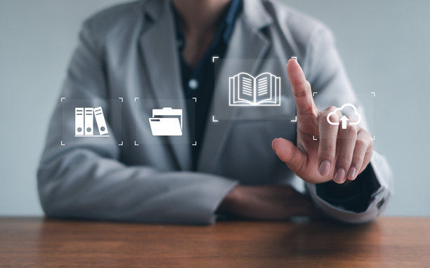 商务专业人士使用数字文档管理界面，配有云存储图标、安全数据组织、文件共享和现代无纸化工作流程技术。图片下载