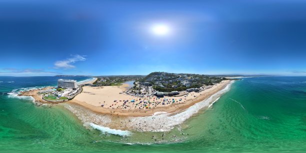 使用无人机拍摄的南非普利滕贝格中央海滩的 360 度航拍照片，天气晴朗图片下载