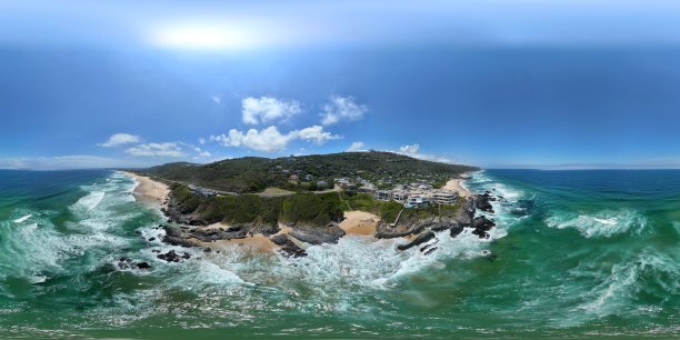 无人机拍摄的360度航空照片，展示了南非普莱滕贝格湾海滨购物区下方的小海滩区域，可俯瞰大海。图片下载