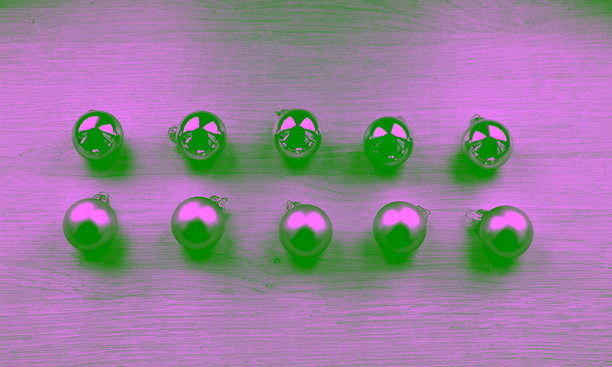 木质架子上两排银色圣诞树装饰球的俯视图照片图片下载