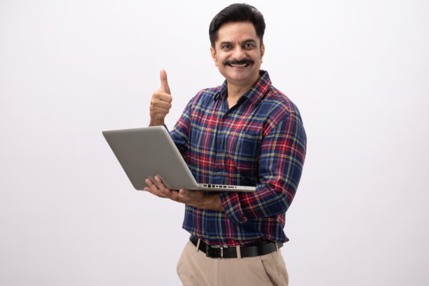 身穿格子衬衫的英俊中年男子在白色背景上使用笔记本电脑的特写照片图片下载