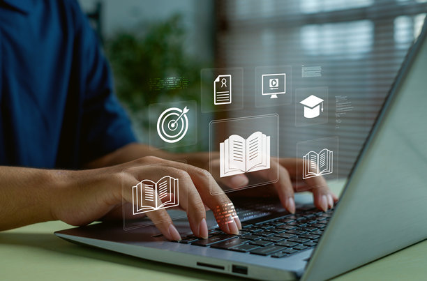 手在笔记本电脑上打字，配有虚拟电子学习和数字教育图标，在线课程、电子书、知识共享和智能学习技术概念，适用于现代教育。图片下载