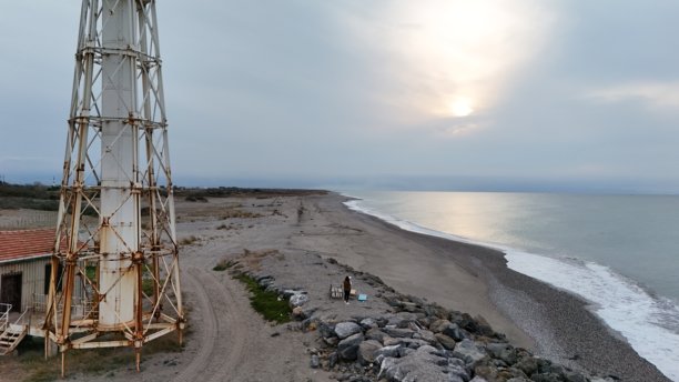 无人机拍摄的老灯塔航拍照片图片下载