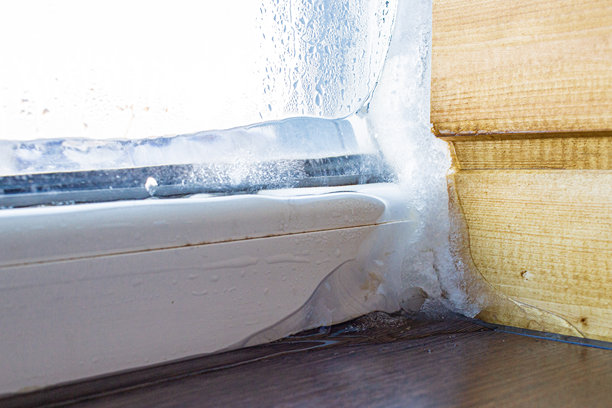 室内外温差导致水汽在窗户玻璃上凝结，形成水痕，这是建筑缺陷。高质量照片图片下载