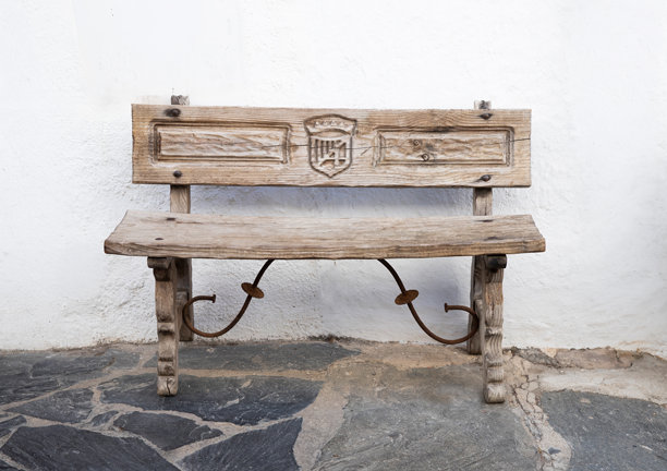 复古木制家具。手工长凳。木雕。带靠背的长凳图片下载