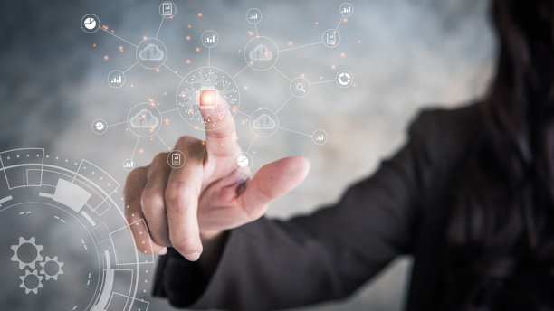 女性触碰云计算技术概念插画，连接数字数据和网络，通过齿轮实现业务转型和技术进步。图片下载