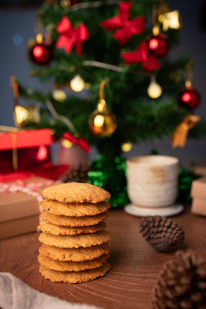 手工饼干用节日彩绳包裹，捕捉圣诞和新年氛围，非常适合温馨的垂直节日照片概念，作为一份心意礼物。图片下载