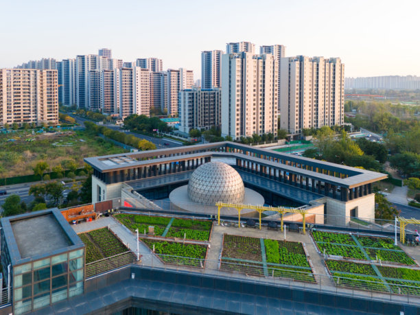 绿色城市、绿色屋顶、生态城市的航拍照片图片下载