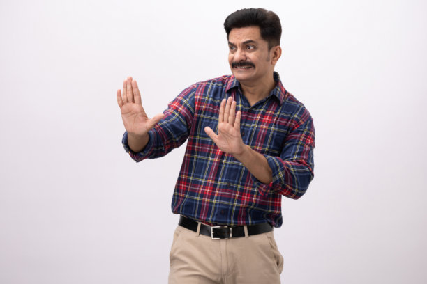 英俊的成年男性身穿格子衬衫，白色背景下的人物照片图片下载