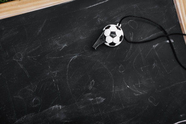 战术足球计划与裁判哨子。手绘策略图草图，孤立在黑板上。图片下载