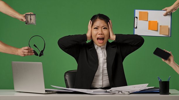 绿色背景下，一名韩国女子尖叫着抱头，周围环绕着持有闹钟、智能手机、带贴纸的剪贴板和呼叫中心耳机的多张拼贴照片图片下载