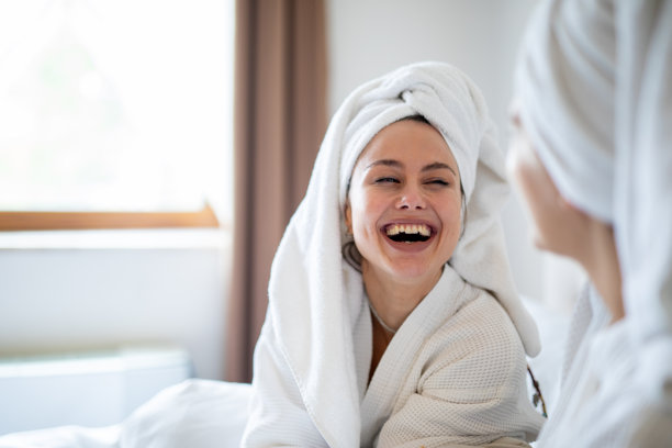 年轻女子在水疗护理后与朋友开怀大笑。素材图片图片下载