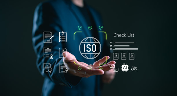 商人展示ISO认证流程，配有数字清单和文件批准图标。象征质量保证、ISO标准、合规管理和企业认证体系。图片下载