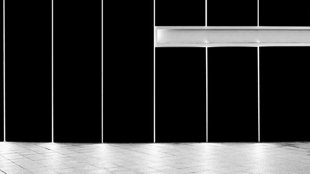 商业街的墙壁上挂着空白的黑色广告牌图片下载