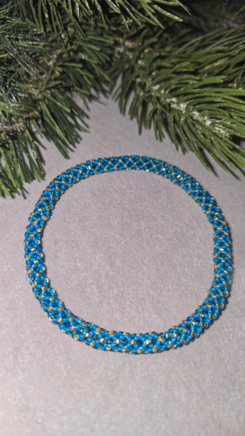 浅色背景上手工串珠和玻璃珠制成的蓝色手链。图片下载