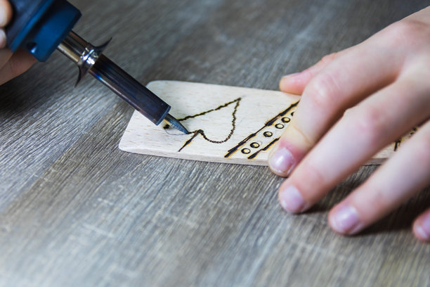 儿童手绘木刻装饰画，在木质厨房转盘上图片下载