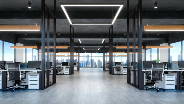 一个现代开放式办公室的室内设计，拥有大窗户、木地板、现代办公桌、符合人体工程学的办公椅和时尚的吊灯。3D插画。图片下载