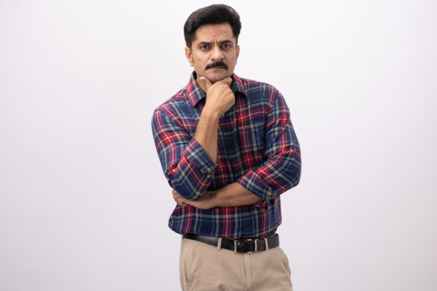 英俊的中年男子穿着格子衬衫，白色背景中的照片素材图片下载