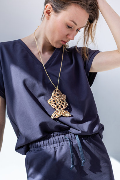 身穿黑色连衣裙的美丽女子，白色背景。时尚女性风格。影棚摄影。竖幅照片。图片下载