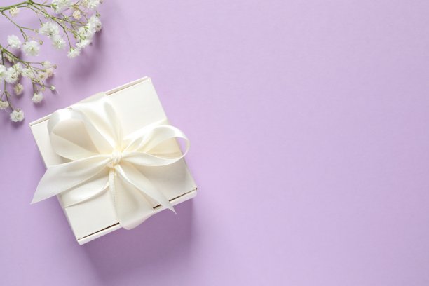 彩背景上满天星花和礼品盒的俯视照片图片下载