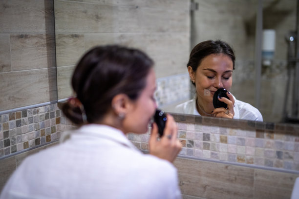 女性使用洁面仪享受面部护肤流程。素材图片图片下载