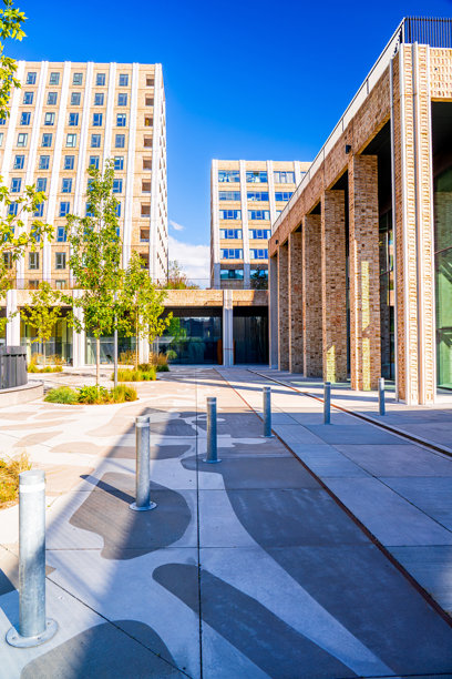 哥本哈根现代住宅建筑，纸岛，丹麦，斯堪的纳维亚未来主义建筑的垂直照片。图片下载