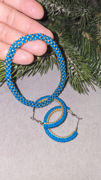 浅色背景上手工制作的蓝色串珠手链，由珠子和玻璃珠制成。图片下载