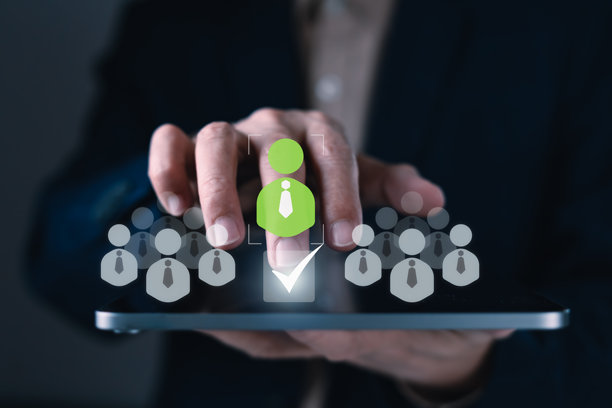 商人使用数字平板电脑选择候选人，带有绿色复选标记图标，用于招聘、员工聘用和人才选拔流程图片下载
