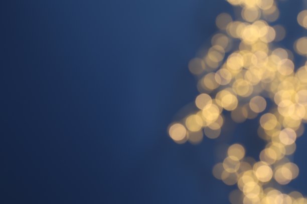 金色模糊散景光效，背景色彩丰富。闪耀的星光，用于庆祝。可作为设计叠加素材。图片下载