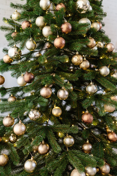 这棵树装饰着五颜六色的玩具和花环。暖色调的特写照片，充满圣诞和新年气氛。图片下载