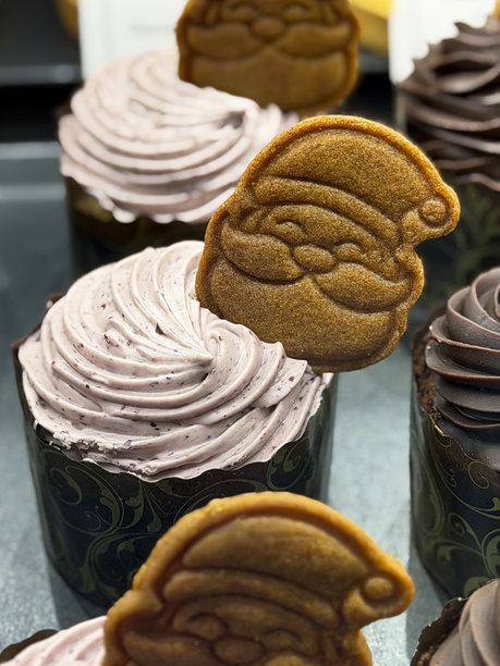 圣诞主题的杯子蛋糕和松饼，搭配姜饼、饼干、树形模具、黄油和糖霜图片下载