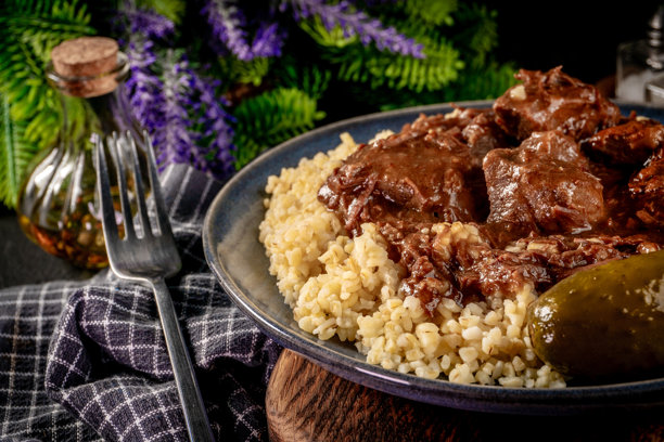 浓郁的炖牛肉配上美味的酱汁，佐以小麦胚芽。图片下载