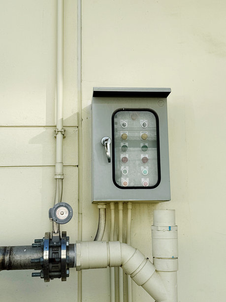 墙壁上的水表，照片特写图片下载