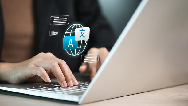 笔记本电脑上的在线翻译和本地化，带有全球语言图标图片下载