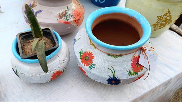 手绘花卉图案的陶土罐，用于室内园艺图片下载