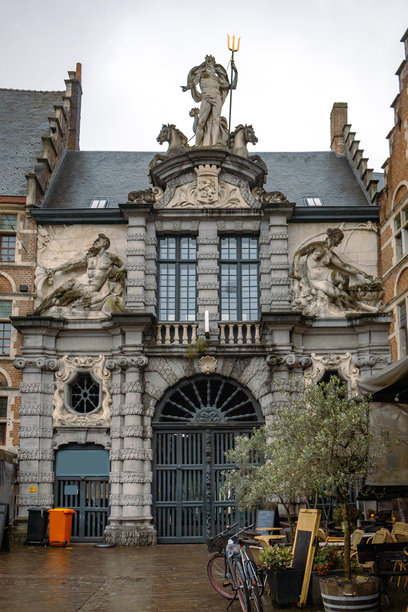 比利时根特市中心区域的传统中世纪风格建筑。阴天在佛兰德斯拍摄的照片。图片下载