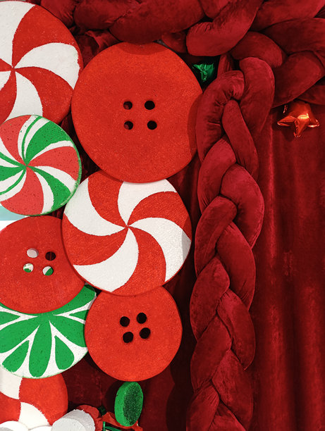 圣诞节红色天鹅绒背景，配有巨大的拐杖糖。圣诞精神。圣诞氛围。商店装饰。竖拍照片。图片下载