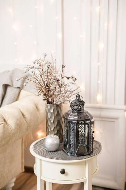 客厅白色小桌子上的装饰性复古银色台灯，室内家居装饰图片下载