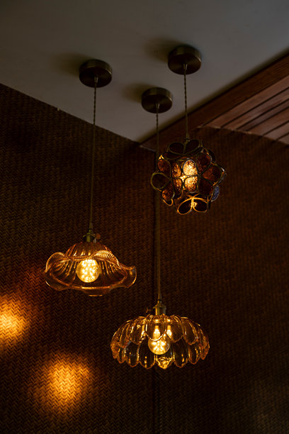 复古吊灯在舒适的角落里散发着光芒图片下载