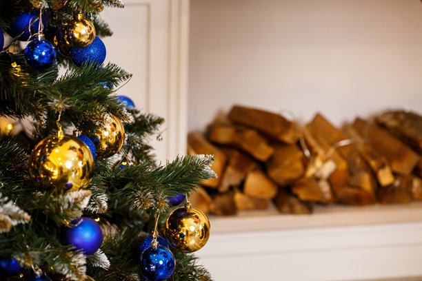 装饰精美的圣诞树特写。蓝色和金色的球饰和串灯。树上的圣诞球。冬季假日新年和圣诞节图片下载