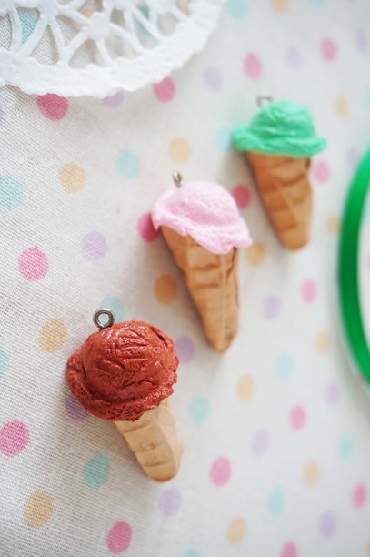 用于DIY珠宝和手工艺品的彩色迷你冰淇淋甜筒挂件。甜美的迷你冰淇淋甜筒俯视平铺。迷你冰淇淋甜筒挂件系列。图片下载