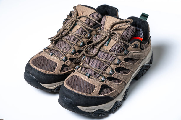 坚固的棕色运动鞋，专为崎岖的山地探险和专业户外摄影设计图片下载
