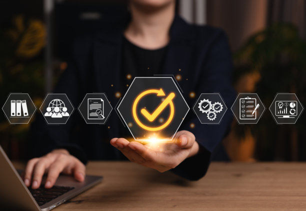 质量保证与认证合规概念。一位女商界人士手持与组织内的质量保证、认证合规、审计流程和标准管理相关的图标。图片下载