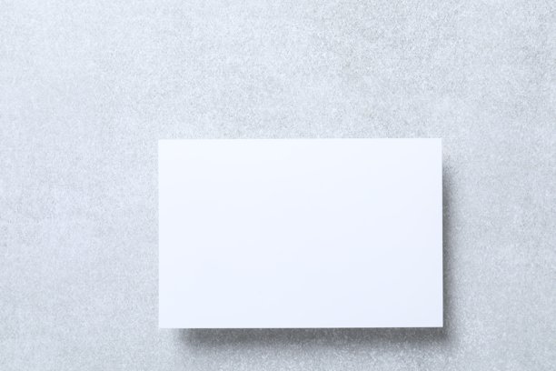 灰色背景上带有白色纸卡的俯视照片图片下载